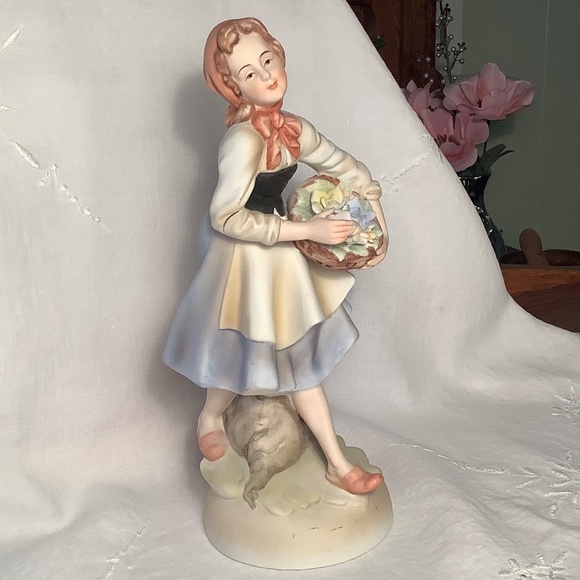 Lamour porcelain girl with flowers figurine - Picture 3 of 7